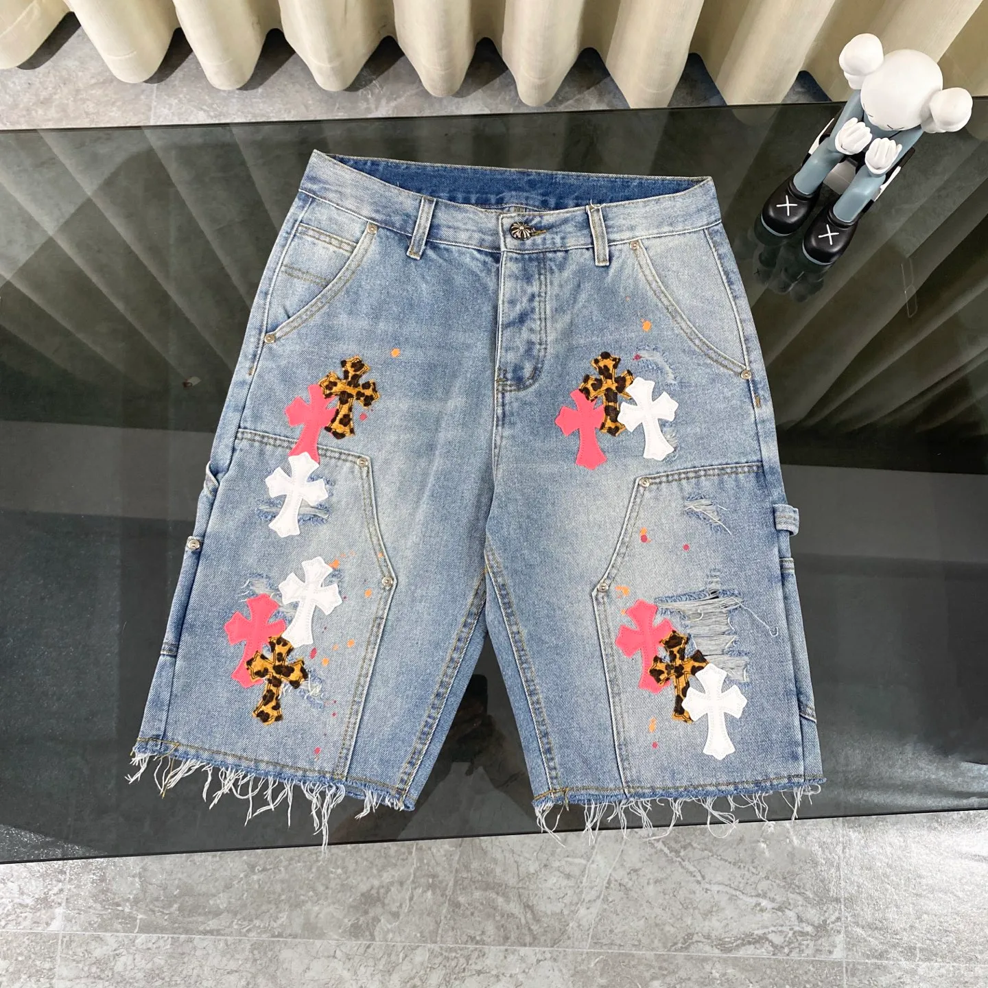 P200 Chrome Hearts London limited leopard print three-color leather cross high street heavy-duty splash-ink denim shorts. Uninhibited personality, unique charm. Every step of wear and every hole in these Chrome Hearts denim shorts is an ingenious artistic presentation. It seems to be announcing to the world that I am who I am, uninhibited, unique, and full of charm! Imported fabrics, heavy industrial washing: Made of imported denim fabrics, which have been washed and damaged by heavy industrial washing. Every inch exudes a sense of uninhibited coolness. Wear it and you will be the spokesperson of high street fashion! Double-layer woven, customized hardware. The double-layer woven design of the trousers body, paired with exclusive customized hardware accessories, shows an incomparably beautiful and unique style. Every detail reveals Croxin's ultimate pursuit of quality. Difficult to make, high street style Although the production process is complicated, it is all to present the most perfect effect. Wear it and you will become the focus of the high street and lead the jeans trend in the new era! Come and choose your exclusive Croxin H472 high street denim shorts and show your uninhibited charm! Size: 28 30 32 34